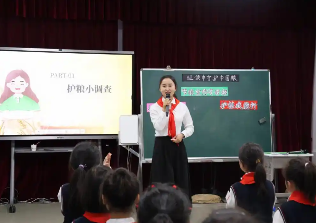 步行途中师生们沿着弥河河畔前行学生们互帮互助彼此鼓励 步行途中师生们沿着弥河河畔前行学生们互帮互助彼此鼓励