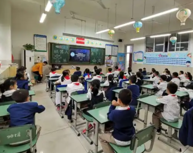 守护教育公正以标准办学守住公正底线应聚集大众关心 守护教育公正以标准办学守住公正底线应聚集大众关心